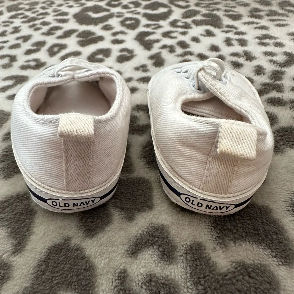 Old Navy Infant Sneakers Size 3-6 months